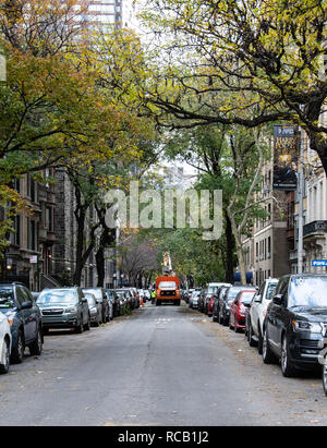 New York, États-Unis - 17 novembre 2018 : une grue utilisée pour effacer les arbres le long de West 69th Street Banque D'Images