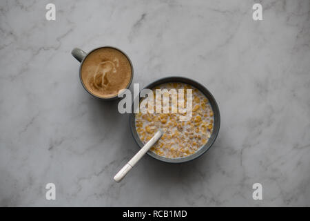 Un bol de céréales et une tasse de café Banque D'Images