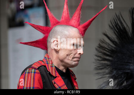 Blackpool, Lancashire, Royaume-Uni. Un exemple de liberté sp[iky cheveux rouge porté à la rébellion la plus importante du monde Festival festival punk commence alors que des milliers de punks arrivent à Blackpool pour les festivals de musique alternative punk rock. Au début du mois d'août de Blackpool's Winter Gardens est l'hôte d'une grande gamme de bandes, et des fans de sport-Mohawk rockers. Banque D'Images