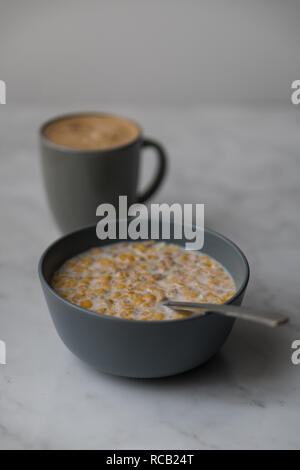 Un bol de céréales et une tasse de café Banque D'Images