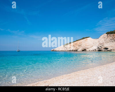 Une vue imprenable sur les eaux cristallines bleu laiteux de Leucade exotiques plages et falaises à couper le souffle en Grèce. Banque D'Images