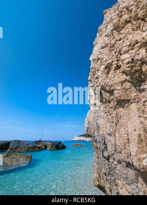 Une vue imprenable sur les eaux cristallines bleu laiteux de Leucade exotiques plages et falaises à couper le souffle en Grèce. Banque D'Images