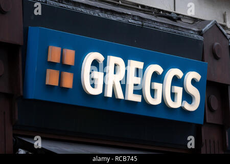 Un gros plan d'un Greggs boutique sign au Royaume-Uni. Banque D'Images