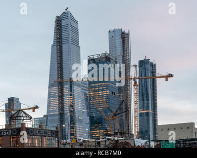 New York, États-Unis - 17 novembre 2018 : Gratte-ciel s'élever au-dessus de la ville de New York, photographié au crépuscule à partir de la 12e Avenue Banque D'Images