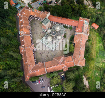 Belle vue de l'ancienne aearial légendaire monastère de Rila bulgare Banque D'Images