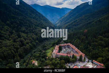 Belle vue de l'ancienne aearial légendaire monastère de Rila bulgare Banque D'Images