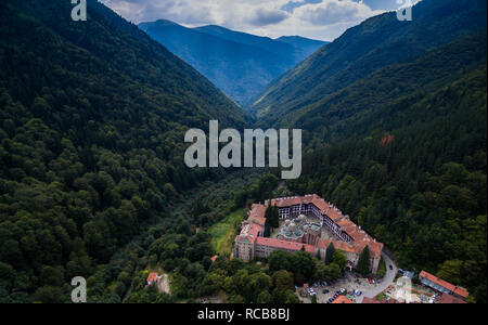 Belle vue de l'ancienne aearial légendaire monastère de Rila bulgare Banque D'Images