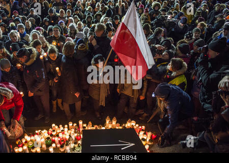 Varsovie, Pologne. 14Th jan 2019. Les gens vu la foudre des bougies à la mémoire du maire Pawel Adamowicz.Autochtones rassembler dans tout le pays pour commémorer et rendre hommage au maire Pawel Adamowicz, dans des milliers de Varsovie ont participé à la ''Marche du silence et allumer des bougies à l'extérieur de l'Zach ?ta galerie où le Président Gabriel Narutowicz fut assassiné de en 1922. Pawel Adamowicz, le maire de la ville polonaise de Gdansk est mort après avoir été poignardé plusieurs fois sur scène lors de la Grand Orchestre de Charité de Noël. Credit : ZUMA Press, Inc./Alamy Live News Banque D'Images