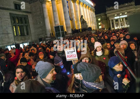 Varsovie, Pologne. 14Th jan 2019. Des milliers de personnes sont considérées des années à payer pour le maire Pawel Adamkiewicz lors de sa commémoration.Autochtones rassembler dans tout le pays pour commémorer et rendre hommage au maire Pawel Adamowicz, dans des milliers de Varsovie ont participé à la ''Marche du silence et allumer des bougies à l'extérieur de l'Zach ?ta galerie où le Président Gabriel Narutowicz fut assassiné de en 1922. Credit : ZUMA Press, Inc./Alamy Live News Banque D'Images