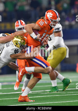 29 décembre 2018, Arlington, TX...Clemson quarterback, Trevor Lawrence (16), en action à la NCAA football Cotton Bowl entre le Clemson Tigers et le Notre Dame Fighting Irish chez AT&T Stadium à Arlington, TX. (Photographe complète absolue et de la société Calomeni Crédit : Joe / MarinMedia.org / Cal Sport Media) Banque D'Images