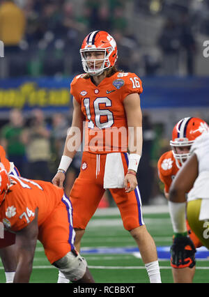 29 décembre 2018, Arlington, TX...Clemson quarterback, Trevor Lawrence (16), en action à la NCAA football Cotton Bowl entre le Clemson Tigers et le Notre Dame Fighting Irish chez AT&T Stadium à Arlington, TX. (Photographe complète absolue et de la société Calomeni Crédit : Joe / MarinMedia.org / Cal Sport Media) Banque D'Images