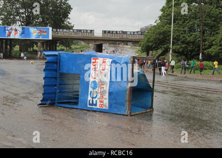 Harare, Zimbabwe. 14 Jan, 2019. Une route est barricadé par des manifestants à Harare, Zimbabwe, 14 janvier 2019. Harare la capitale du Zimbabwe était déserte le lundi que les Zimbabwéens ont commencé un national de trois jours, rester à l'écart pour protester contre la hausse des prix du carburant et de l'effondrement économique. Credit : Shaun Jusa/Xinhua/Alamy Live News Banque D'Images