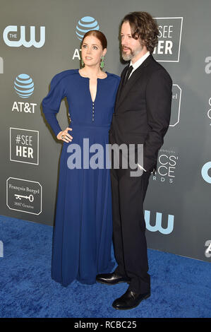 SANTA MONICA, CA - le 13 janvier : Amy Adams, Darren Le Gallo arrive à la 24e conférence annuelle de l'Critics' Choice Awards assiste à la 24e édition du Critics' Choice Awards au Barker Hangar le 13 janvier 2019 à Santa Monica, en Californie. Crédit : Jeffrey Mayer/Alamy Live News Banque D'Images