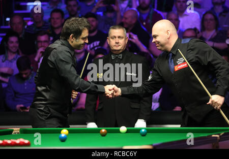 Londres, Grande-Bretagne. 14 Jan, 2019. (SP)Grande-Bretagne-Londres-SNOOKER SNOOKER-MASTERS TOURNAMENT Ronnie O'Sullivan (L), serre la main avec Stuart Bingham lors premier tour des Maîtres Tournoi de Billard entre Ronnie O'Sullivan, de l'Angleterre et Stuart Bingham de l'Angleterre à Londres, Grande-Bretagne, 14 janvier 2019. Ronnie O'Sullivan a gagné par 6-2. Credit : Isabel Infantes/Xinhua/Alamy Live News Banque D'Images
