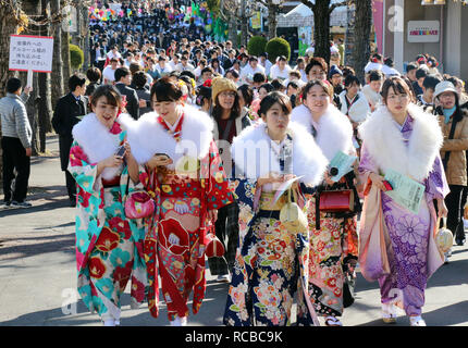 Tokyo, Japon. 14 Jan, 2019. 20-year-old women wearing kimonos arrivent à l'Toshimaen amusement park à ont assisté à la cérémonie de leur 'Coming-of-Age Day' célébration à Tokyo le lundi, Janvier 14, 2019. Le nombre de personnes âgées de 20 ans, l'âge légal de l'âge adulte au Japon, est estimé à 1,25 millions de dollars cette année. Credit : Yoshio Tsunoda/AFLO/Alamy Live News Banque D'Images