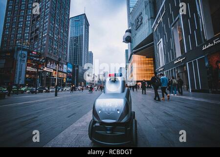 Chengdu, Chengdu, Chine. 15 Jan, 2019. Chengdu, Chine-patrouilles d'un robot à la place financière internationale comme garde de sécurité à Chengdu, dans le sud-ouest de ChinaÃ¢â€ Province du Sichuan. Crédit : SIPA Asie/ZUMA/Alamy Fil Live News Banque D'Images