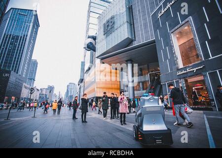 Chengdu, Chengdu, Chine. 15 Jan, 2019. Chengdu, Chine-patrouilles d'un robot à la place financière internationale comme garde de sécurité à Chengdu, dans le sud-ouest de ChinaÃ¢â€ Province du Sichuan. Crédit : SIPA Asie/ZUMA/Alamy Fil Live News Banque D'Images