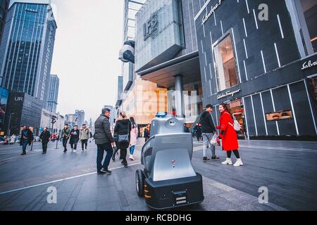 Chengdu, Chengdu, Chine. 15 Jan, 2019. Chengdu, Chine-patrouilles d'un robot à la place financière internationale comme garde de sécurité à Chengdu, dans le sud-ouest de ChinaÃ¢â€ Province du Sichuan. Crédit : SIPA Asie/ZUMA/Alamy Fil Live News Banque D'Images