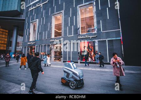 Chengdu, Chengdu, Chine. 15 Jan, 2019. Chengdu, Chine-patrouilles d'un robot à la place financière internationale comme garde de sécurité à Chengdu, dans le sud-ouest de ChinaÃ¢â€ Province du Sichuan. Crédit : SIPA Asie/ZUMA/Alamy Fil Live News Banque D'Images