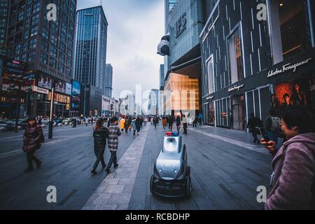 Chengdu, Chengdu, Chine. 15 Jan, 2019. Chengdu, Chine-patrouilles d'un robot à la place financière internationale comme garde de sécurité à Chengdu, dans le sud-ouest de ChinaÃ¢â€ Province du Sichuan. Crédit : SIPA Asie/ZUMA/Alamy Fil Live News Banque D'Images