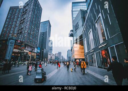 Chengdu, Chengdu, Chine. 15 Jan, 2019. Chengdu, Chine-patrouilles d'un robot à la place financière internationale comme garde de sécurité à Chengdu, dans le sud-ouest de ChinaÃ¢â€ Province du Sichuan. Crédit : SIPA Asie/ZUMA/Alamy Fil Live News Banque D'Images