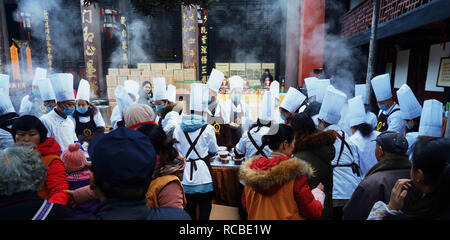 Chengdu, Chengdu, Chine. 15 Jan, 2019. Chengdu, Chine-les gens attendre dans une longue lignée de gruau de riz au monastère de Wenshu à Chengdu, dans le sud-ouest de ChinaÃ¢â€ Province du Sichuan, le gruau de riz Laba Festival. Comme un festival traditionnel chinois célébré par Han, Festival Laba est considérée comme le prélude à la fête du printemps chinois. Il tombe sur le huitième jour du douzième mois du calendrier lunaire chinois. Les gens font et manger de riz pour célébrer le jour, il est nommé le gruau de riz Festival ainsi. Crédit : SIPA Asie/ZUMA/Alamy Fil Live News Banque D'Images