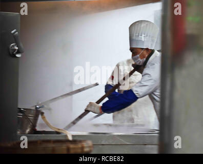 Chengdu, Chengdu, Chine. 15 Jan, 2019. Chengdu, Chine-Un cuisinier fait de riz au monastère de Wenshu à Chengdu, dans le sud-ouest de ChinaÃ¢â€ Province du Sichuan, le gruau de riz Laba Festival. Comme un festival traditionnel chinois célébré par Han, Festival Laba est considérée comme le prélude à la fête du printemps chinois. Il tombe sur le huitième jour du douzième mois du calendrier lunaire chinois. Les gens font et manger de riz pour célébrer le jour, il est nommé le gruau de riz Festival ainsi. Crédit : SIPA Asie/ZUMA/Alamy Fil Live News Banque D'Images