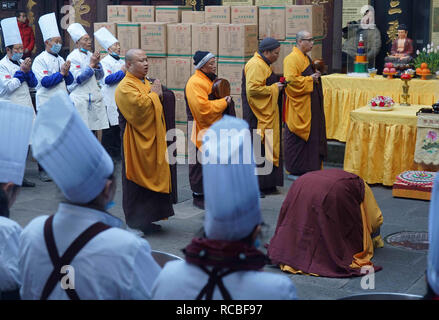 Chengdu, Chengdu, Chine. 15 Jan, 2019. Chengdu, Chine-les gens attendre dans une longue lignée de gruau de riz au monastère de Wenshu à Chengdu, dans le sud-ouest de ChinaÃ¢â€ Province du Sichuan, le gruau de riz Laba Festival. Comme un festival traditionnel chinois célébré par Han, Festival Laba est considérée comme le prélude à la fête du printemps chinois. Il tombe sur le huitième jour du douzième mois du calendrier lunaire chinois. Les gens font et manger de riz pour célébrer le jour, il est nommé le gruau de riz Festival ainsi. Crédit : SIPA Asie/ZUMA/Alamy Fil Live News Banque D'Images