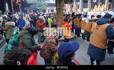 Chengdu, Chengdu, Chine. 15 Jan, 2019. Chengdu, Chine-les gens attendre dans une longue lignée de gruau de riz au monastère de Wenshu à Chengdu, dans le sud-ouest de ChinaÃ¢â€ Province du Sichuan, le gruau de riz Laba Festival. Comme un festival traditionnel chinois célébré par Han, Festival Laba est considérée comme le prélude à la fête du printemps chinois. Il tombe sur le huitième jour du douzième mois du calendrier lunaire chinois. Les gens font et manger de riz pour célébrer le jour, il est nommé le gruau de riz Festival ainsi. Crédit : SIPA Asie/ZUMA/Alamy Fil Live News Banque D'Images