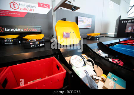 New York, USA. 14 Jan, 2019. Photo prise le 14 janvier 2019 montre un robot classer à la National Retail Federation (NRF) 108e Retail's Big Show annuel et Expo à New York, aux États-Unis. Exposants du monde entier apportent les dernières technologies, produits et innovations pour l'industrie de la vente au détail à la NRF 2019 trois jours : Retail's Big Show & Expo, l'un des plus importants du genre. Credit : Wang Ying/Xinhua/Alamy Live News Banque D'Images