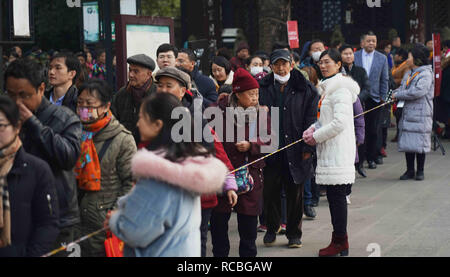 15 janvier 2019 - Chengdu, Chengdu, Chine - Chengdu, Chine-les gens attendre dans une longue lignée de gruau de riz au monastère de Wenshu à Chengdu, dans le sud-ouest de ChinaÃ¢â€ Province du Sichuan, le gruau de riz Laba Festival. Comme un festival traditionnel chinois célébré par Han, Festival Laba est considérée comme le prélude à la fête du printemps chinois. Il tombe sur le huitième jour du douzième mois du calendrier lunaire chinois. Les gens font et manger de riz pour célébrer le jour, il est nommé le gruau de riz Festival ainsi. (Crédit Image : © SIPA l'Asie via Zuma sur le fil) Banque D'Images