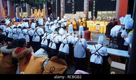 15 janvier 2019 - Chengdu, Chengdu, Chine - Chengdu, Chine-les gens attendre dans une longue lignée de gruau de riz au monastère de Wenshu à Chengdu, dans le sud-ouest de ChinaÃ¢â€ Province du Sichuan, le gruau de riz Laba Festival. Comme un festival traditionnel chinois célébré par Han, Festival Laba est considérée comme le prélude à la fête du printemps chinois. Il tombe sur le huitième jour du douzième mois du calendrier lunaire chinois. Les gens font et manger de riz pour célébrer le jour, il est nommé le gruau de riz Festival ainsi. (Crédit Image : © SIPA l'Asie via Zuma sur le fil) Banque D'Images