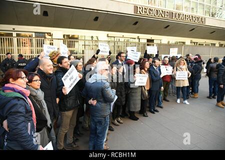 Flash Mob en face de la région de Lombardie d'éducateurs professionnels, présenter les conseillers régionaux Gigliola Spalzini et Emanuele Monti della Lega, et Marco Alparone de Forza Italia (Marco Passaro, Milan - 2019-01-15) p.s. la foto e' utilizzabile nel rispetto del contesto dans cui e' stata scattata, e senza intento del diffamatorio decoro delle persone rappresentate Banque D'Images