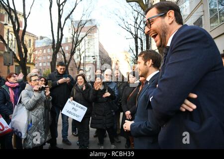 Flash Mob en face de la région de Lombardie d'éducateurs professionnels, présenter les conseillers régionaux Gigliola Spalzini et Emanuele Monti della Lega, et Marco Alparone de Forza Italia (Marco Passaro, Milan - 2019-01-15) p.s. la foto e' utilizzabile nel rispetto del contesto dans cui e' stata scattata, e senza intento del diffamatorio decoro delle persone rappresentate Banque D'Images