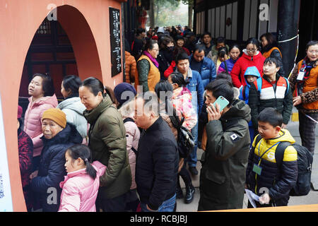 Chengdu, Chengdu, Chine. 15 Jan, 2019. Chengdu, Chine-les gens attendre dans une longue lignée de gruau de riz au monastère de Wenshu à Chengdu, dans le sud-ouest de ChinaÃ¢â€ Province du Sichuan, le gruau de riz Laba Festival. Comme un festival traditionnel chinois célébré par Han, Festival Laba est considérée comme le prélude à la fête du printemps chinois. Il tombe sur le huitième jour du douzième mois du calendrier lunaire chinois. Les gens font et manger de riz pour célébrer le jour, il est nommé le gruau de riz Festival ainsi. Crédit : SIPA Asie/ZUMA/Alamy Fil Live News Banque D'Images