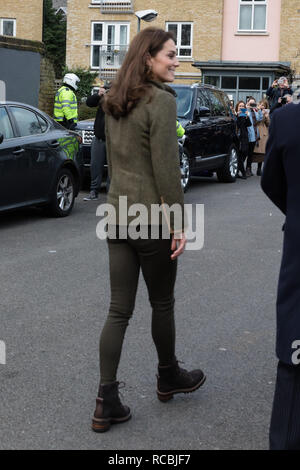 Islington, Londres, Royaume-Uni. 15 Jan 2019. Son Altesse Royale la duchesse de Cambridge première l'engagement public de 2019, la visite du Jardin du Roi Henry à pied à Islington, Londres, Royaume-Uni Le projet rassemble les personnes intéressées dans le jardinage et l'alimentation en pleine croissance. Le jardin a été géré depuis plus de 10 ans par des bénévoles de la communauté, avec le soutien de conseil d'Islington. Crédit : Chris Aubrey/Alamy Live News Banque D'Images