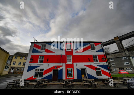 Saltash, Cornwall, UK. 15 Jan 2019. Météo britannique. Les nuages s'accumulent au-dessus de l'auberge de l'Union européenne sur les rives de la Tamar à Cornwall cet après-midi, l'avant de ce soir Brexit vote. Crédit : Simon Maycock/Alamy Live News Banque D'Images