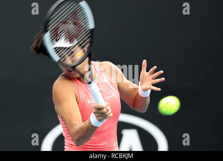 Melbourne, Australie. 15 Jan, 2018. Shuai Zhang de Chine renvoie la balle au cours de la première série de match contre Dudi Sela de Slovaquie à l'Open d'Australie à Melbourne, Australie, le 15 janvier 2018. Credit : Bai Xuefei/Xinhua/Alamy Live News Banque D'Images