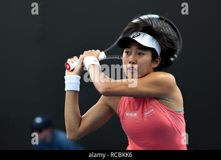 Melbourne, Australie. 15 Jan, 2018. Shuai Zhang de Chine renvoie la balle au cours de la première série de match contre Dudi Sela de Slovaquie à l'Open d'Australie à Melbourne, Australie, le 15 janvier 2018. Credit : Bai Xuefei/Xinhua/Alamy Live News Banque D'Images