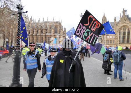 Londres, Royaume-Uni. 15 Jan, 2019. Les personnes ayant des opinions disparates se rassemblent à l'extérieur du Parlement sur Brexit voter 24. Crédit : Brian Minkoff/ Alamy Live News Banque D'Images