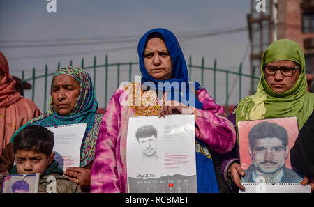 15 janvier 2019 - Srinagar, Jammu & Kashmir, Inde - Les membres de l'APDP vu la tenue des calendriers de parution et des photographies de leurs proches disparus durant une manifestation à Srinagar.Pour garder la recherche de personnes disparues en vie, l'Association des Parents de personnes disparues (APDP) calendrier 2019 des rejets au cours d'une manifestation à Srinagar. L'agenda documents les histoires de disparitions, avec chaque mois de l'exercice page une photo d'une personne qui a disparu au cours de ce mois. Le calendrier propose également de nombreux poètes poésie révolutionnaire. Selon plus de 8000 APDP Cachemiriens sont disparu Banque D'Images