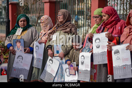 15 janvier 2019 - Srinagar, Jammu & Kashmir, Inde - Les membres de l'APDP vu la tenue des calendriers de parution et des photographies de leurs proches disparus durant une manifestation à Srinagar.Pour garder la recherche de personnes disparues en vie, l'Association des Parents de personnes disparues (APDP) calendrier 2019 des rejets au cours d'une manifestation à Srinagar. L'agenda documents les histoires de disparitions, avec chaque mois de l'exercice page une photo d'une personne qui a disparu au cours de ce mois. Le calendrier propose également de nombreux poètes poésie révolutionnaire. Selon plus de 8000 APDP Cachemiriens sont disparu Banque D'Images