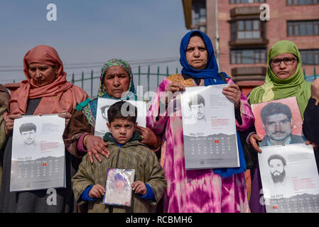 15 janvier 2019 - Srinagar, Jammu & Kashmir, Inde - Les membres de l'APDP vu la tenue des calendriers de parution et des photographies de leurs proches disparus durant une manifestation à Srinagar.Pour garder la recherche de personnes disparues en vie, l'Association des Parents de personnes disparues (APDP) calendrier 2019 des rejets au cours d'une manifestation à Srinagar. L'agenda documents les histoires de disparitions, avec chaque mois de l'exercice page une photo d'une personne qui a disparu au cours de ce mois. Le calendrier propose également de nombreux poètes poésie révolutionnaire. Selon plus de 8000 APDP Cachemiriens sont disparu Banque D'Images