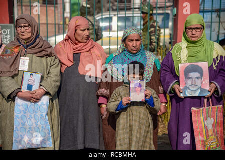 15 janvier 2019 - Srinagar, Jammu & Kashmir, Inde - Les membres de l'APDP vu la tenue des calendriers de parution et des photographies de leurs proches disparus durant une manifestation à Srinagar.Pour garder la recherche de personnes disparues en vie, l'Association des Parents de personnes disparues (APDP) calendrier 2019 des rejets au cours d'une manifestation à Srinagar. L'agenda documents les histoires de disparitions, avec chaque mois de l'exercice page une photo d'une personne qui a disparu au cours de ce mois. Le calendrier propose également de nombreux poètes poésie révolutionnaire. Selon plus de 8000 APDP Cachemiriens sont disparu Banque D'Images