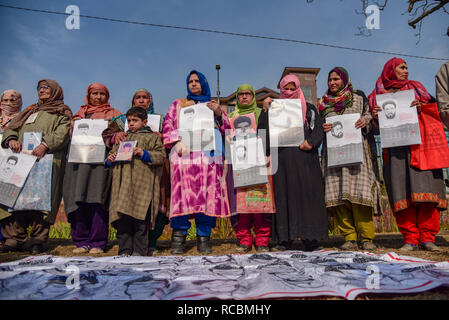 15 janvier 2019 - Srinagar, Jammu & Kashmir, Inde - Les membres de l'APDP vu la tenue des calendriers de parution et des photographies de leurs proches disparus durant une manifestation à Srinagar.Pour garder la recherche de personnes disparues en vie, l'Association des Parents de personnes disparues (APDP) calendrier 2019 des rejets au cours d'une manifestation à Srinagar. L'agenda documents les histoires de disparitions, avec chaque mois de l'exercice page une photo d'une personne qui a disparu au cours de ce mois. Le calendrier propose également de nombreux poètes poésie révolutionnaire. Selon plus de 8000 APDP Cachemiriens sont disparu Banque D'Images