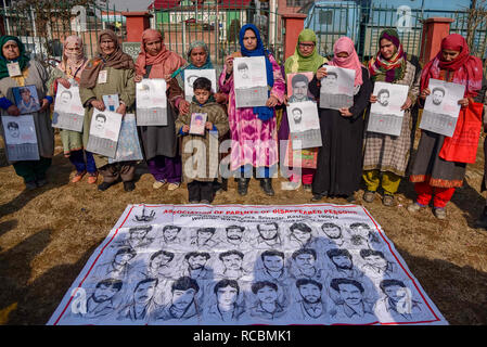 15 janvier 2019 - Srinagar, Jammu & Kashmir, Inde - Les membres de l'APDP vu la tenue des calendriers de parution et des photographies de leurs proches disparus durant une manifestation à Srinagar.Pour garder la recherche de personnes disparues en vie, l'Association des Parents de personnes disparues (APDP) calendrier 2019 des rejets au cours d'une manifestation à Srinagar. L'agenda documents les histoires de disparitions, avec chaque mois de l'exercice page une photo d'une personne qui a disparu au cours de ce mois. Le calendrier propose également de nombreux poètes poésie révolutionnaire. Selon plus de 8000 APDP Cachemiriens sont disparu Banque D'Images