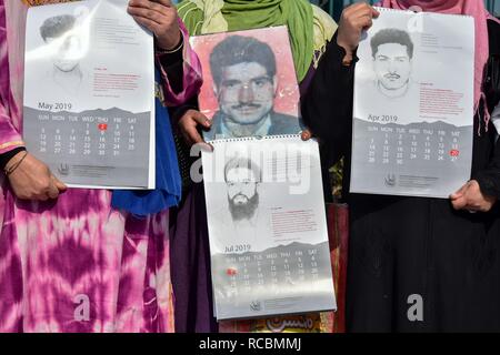 15 janvier 2019 - Srinagar, J&K, l'Inde - proches des personnes disparues et des photographies de calendriers attente Personnes disparues au cours d'un calendrier des sorties à Srinagar, Cachemire sous administration indienne. Depuis janvier 2016, l'Association des Parents des parents de disparus (APDP) publie son calendrier annuel, qu'il appelle ''un document mémoire''. Le calendrier est un montage d'esquisses d'après les photographies de l'homme ''disparu'' de la part de l'état, ainsi que les détails de leur disparition. Credit : Saqib Majeed/SOPA Images/ZUMA/Alamy Fil Live News Banque D'Images