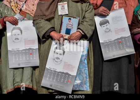 15 janvier 2019 - Srinagar, J&K, l'Inde - Des proches de personnes disparues au cours d'un des calendriers attente Calendrier des sorties à Srinagar, Cachemire sous administration indienne. Depuis janvier 2016, l'Association des Parents des parents de disparus (APDP) publie son calendrier annuel, qu'il appelle ''un document mémoire''. Le calendrier est un montage d'esquisses d'après les photographies de l'homme ''disparu'' de la part de l'état, ainsi que les détails de leur disparition. Credit : Saqib Majeed/SOPA Images/ZUMA/Alamy Fil Live News Banque D'Images