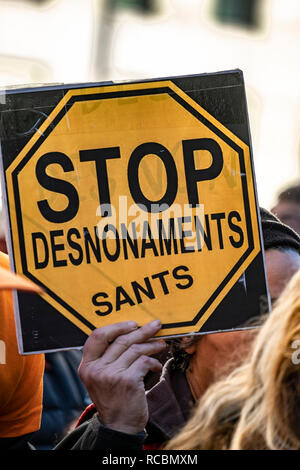 Une affiche avec le texte d'arrêter les expulsions est perçu au cours de la conférence de presse. Centaines de personnes se sont rassemblées à l'entrée de la ville de la Justice à Barcelone pour soutenir l'appel à la présentation de la nouvelle plate-forme sociale appelle Prou Desnonaments Oberts (assez d'ouvrir les expulsions). L'Espagne a souffert en 2018 de 44,606 expulsions. Beaucoup d'entre eux sont arrêtés par l'intervention des voisins. L 'Ouvrir' expulsion n'ont pas l'occasion d'une journée et l'heure, de sorte que les voisins ne l'évite pas. La nouvelle plate-forme sociale a demandé au doyen de la justice de révoquer la loi qui réglemente les ouvrir l'expulsion. Banque D'Images