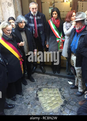 Rom, Italie. 15 Jan, 2019. Virginie Raggi (M), Maire de Rome, et l'artiste allemand Gunter Demnig (r) s'élèvent à pierres memorial appelé 'Stolpersteine' (obstacles), qui commémorent les membres d'une famille de juifs assassinés dans les camps de concentration pendant la dictature nazie. Environ un mois après le vol de plusieurs blocs 'Stumbling à Rome, les pierres du souvenir aux victimes de la persécution des Juifs ont été remplacés. Credit : Alvise Armellini/dpa/Alamy Live News Banque D'Images